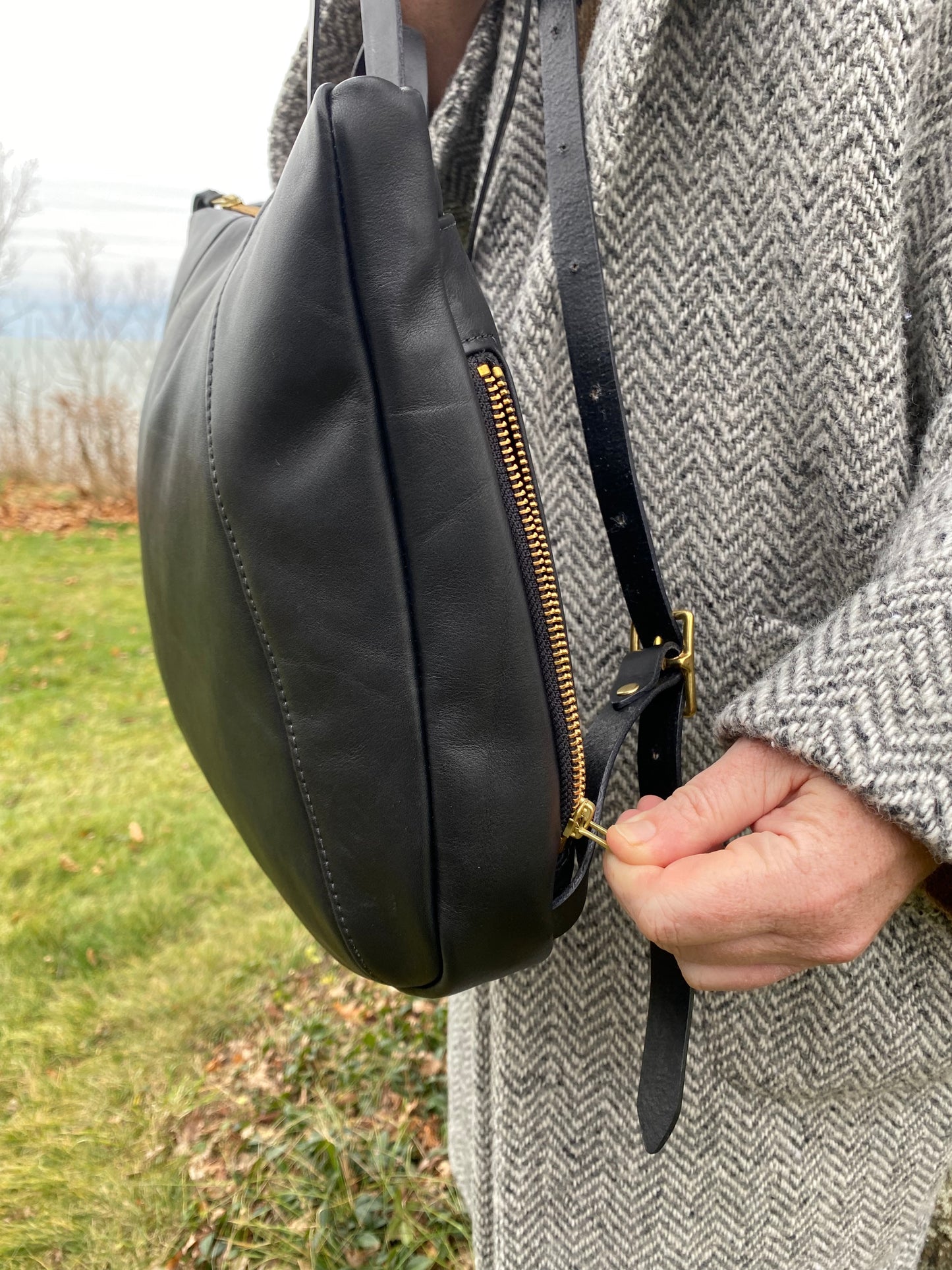 Small Dahlia Backpack in midnight