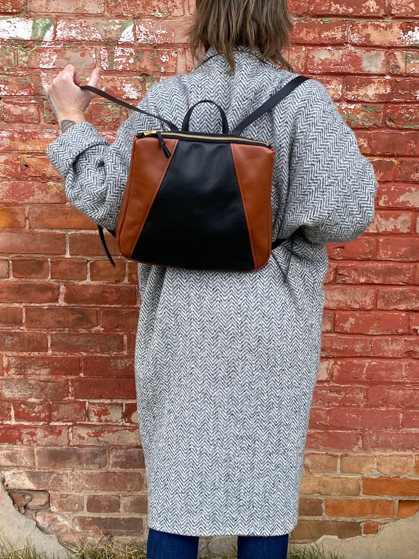 Small Dahlia Backpack in midnight and cinnamon