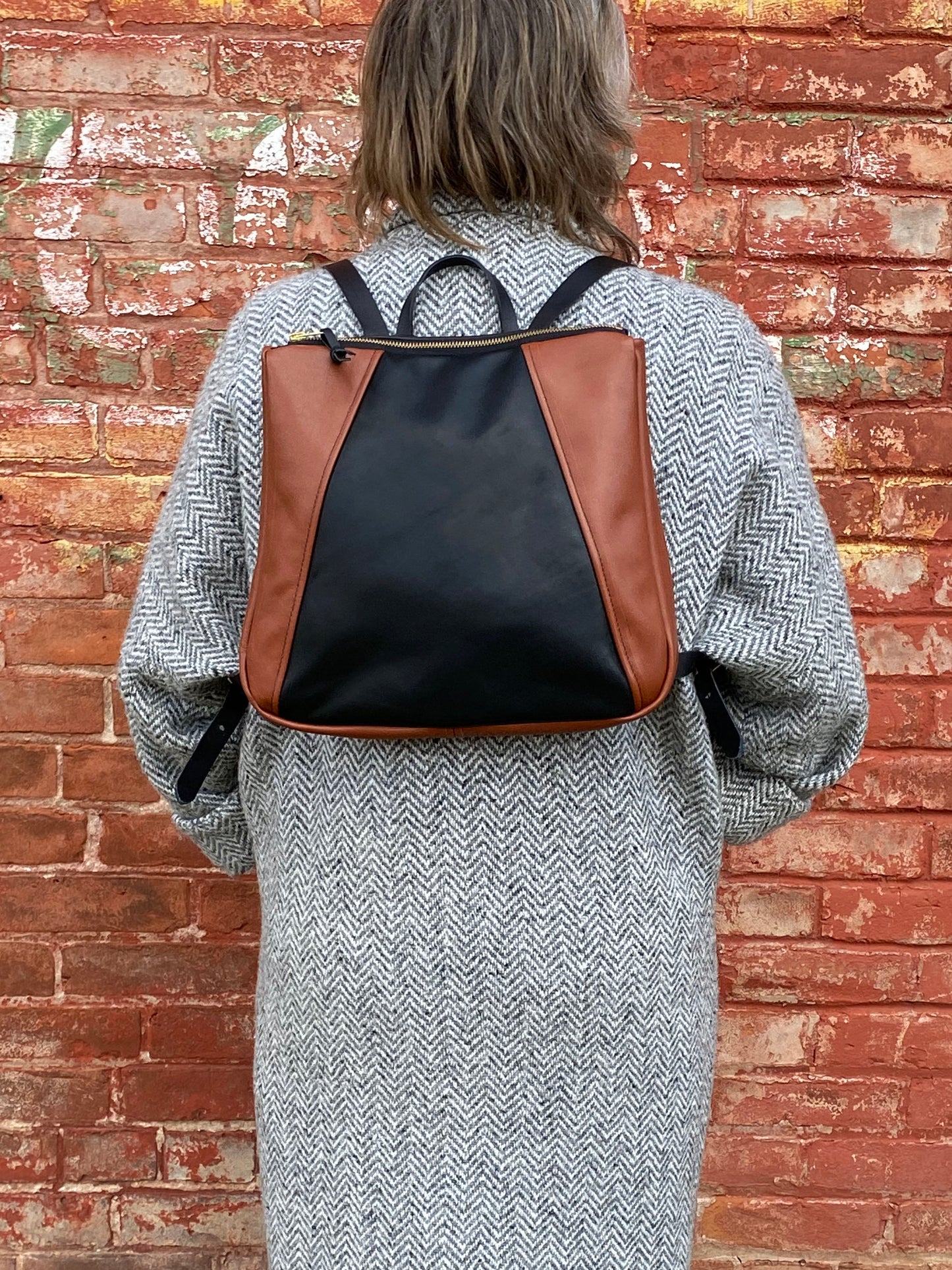 Small Dahlia Backpack in midnight and cinnamon