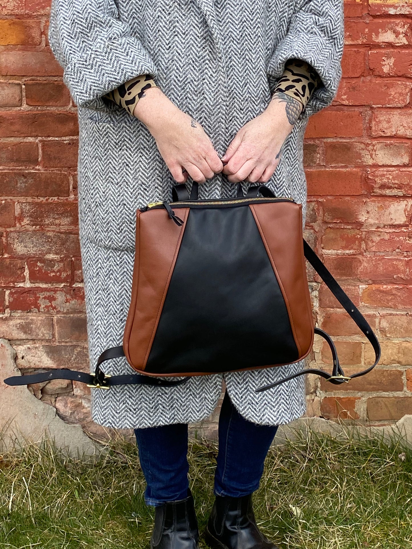 Small Dahlia Backpack in midnight and cinnamon